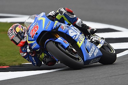 Viñales rueda en cabeza; Márquez, por el suelo