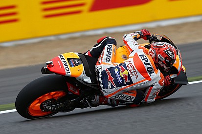 Marquez nipt voor Viñales in derde vrije training Britse GP