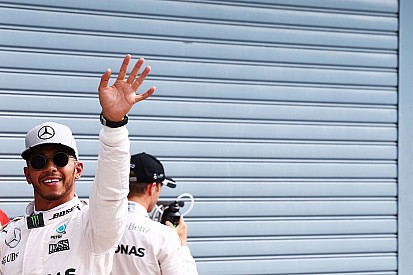 Hamilton trots: "Wat een eer om voor dit team te rijden"