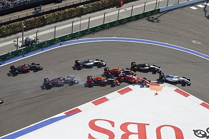 Vettel szarkasztikus mosollyal reagált, mikor felvételről visszanézte Kvyat két hibáját!