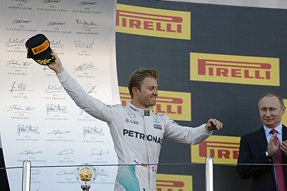 Rosberg szerelői kezében landolt az orosz győzelme után!