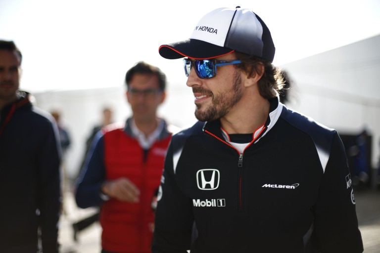 Alonso exe komoly dekoltázst villantott