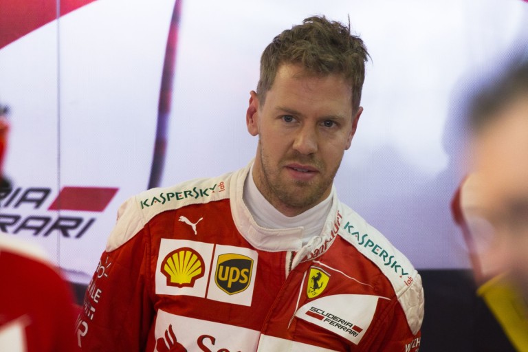 Vettel egy nagyon csinos hostess csajnak mutatta meg az F1-es ülőpozícióját