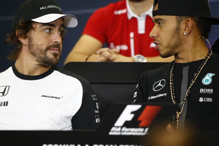 Alonso Hamiltonnak mutogatta a telefonját - vajon miért?