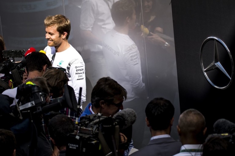 Rosberg lassan nagyobb szelfis lesz, mint Hamilton
