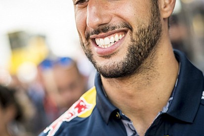 LOL: így üzent Ricciardo Verstappennek