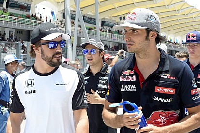A hónap felvétele: Alonso és Sainz megverekszik a riporternőért