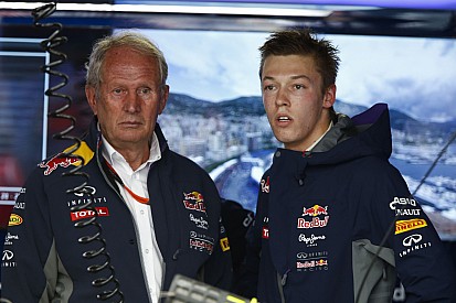 Kvyat végül csak kezet fogott Helmut Markóval!