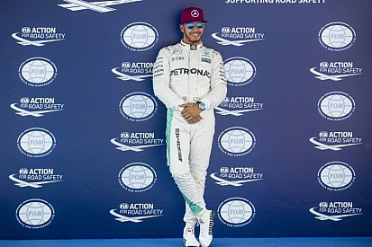 Hamilton beújított egy nadrágot is az új sapkájához - nagyon pöpec!