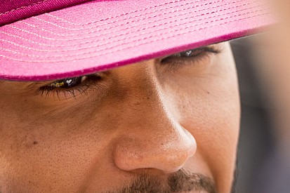 Hatalmas: Hamilton 50 ezer dolláros F1-es kormánnyal dobott 3 pontost