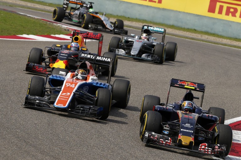 Videón Sainz brutálisan jó startja Barcelonából: figyeld, mit csinál!