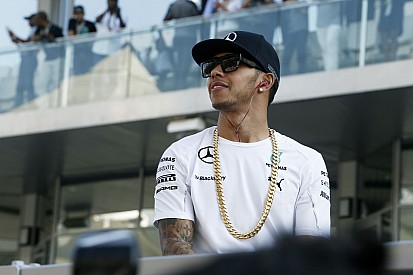 Hamilton kígyós ingében a szurkolóival is összefutott Cannes-ban!
