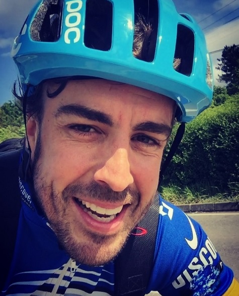 Alonso a bicikliről jelentkezik: különleges vendég érkezik hozzá