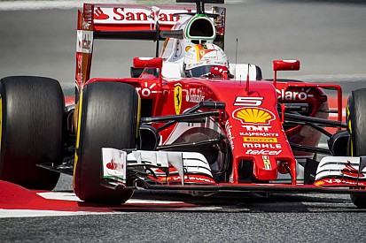 Érdekesen hajlik Vettel hátsó szárnya…