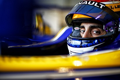 Amikor az ex-F1-es versenyző tátott szájjal alszik a repülőn