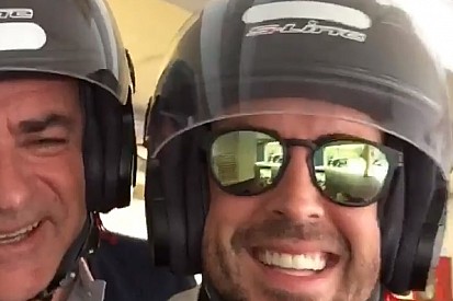 LOL: Alonso és az idősebb Sainz motoron Monacóban (videó)
