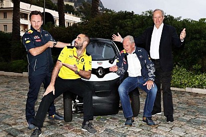 Mint egy zenekar, úgy pózoltak a Red Bull és a Renault vezetői a közös fotón