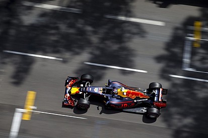 Verstappen a versenyen is összetörte a Red Bullt és megint csúnyán