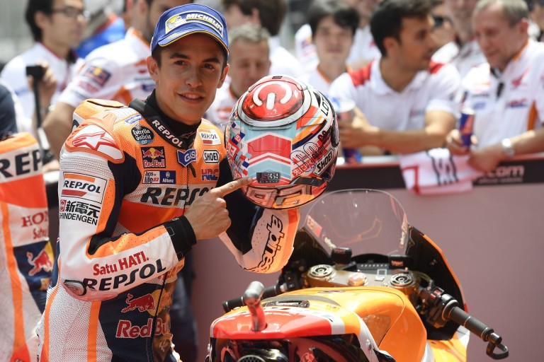 MotoGP: Megható gesztus - Salom 39-es rajtszáma Marquez motorján és a többiek kezében!