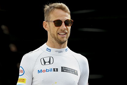 Button biciklizéssel készül Kanadára a festői környezetben: micsoda canga?!
