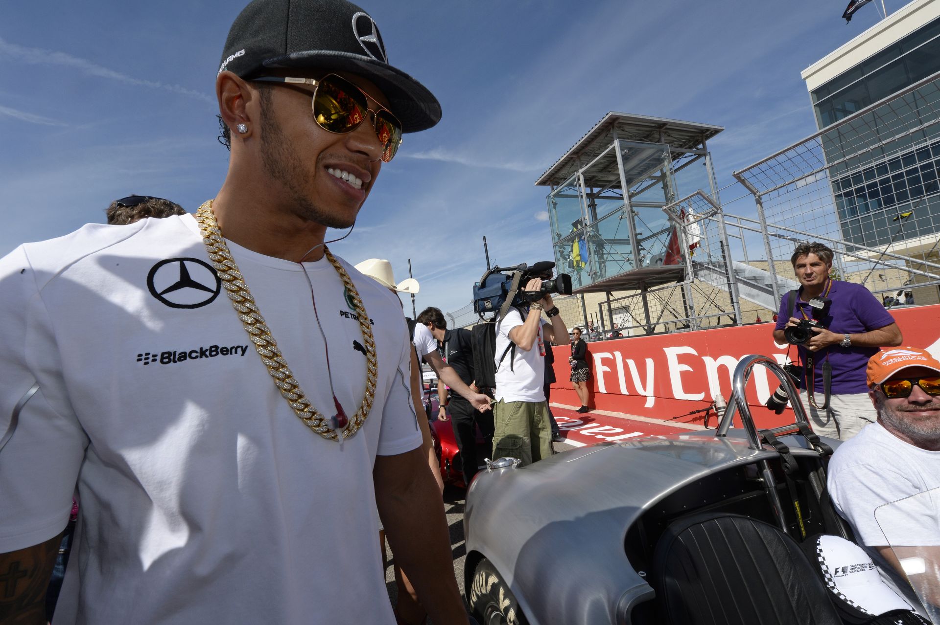 Hamilton már megint milyen ruhában van? Ő Neo?