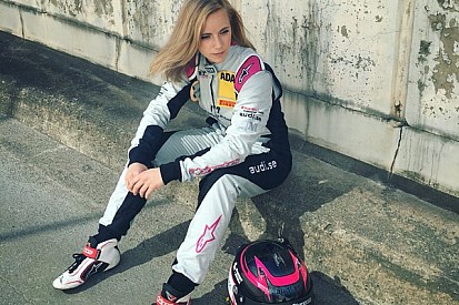 Verstappen barátnője igen komoly dekoltázst villantott: HOT