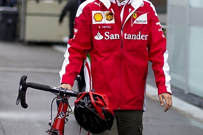 Vettel lazán tolja, biciklivel érkezett meg a harmadik szabadedzésre