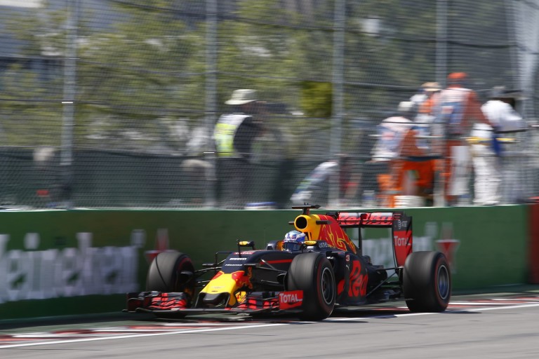 Ricciardo és Massa is parádésan fogta meg a gépet a „Bajnokok falánál”
