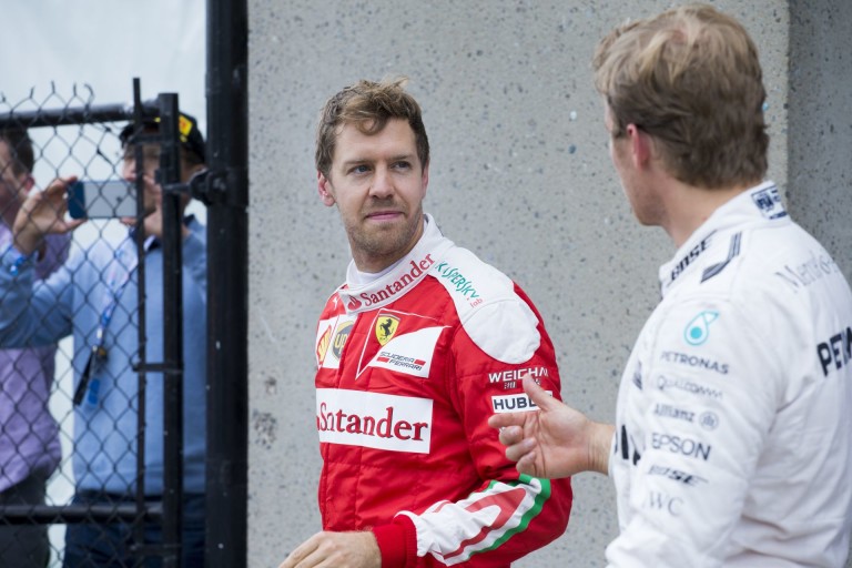 Vettel lecsüccsenve böngészgette a köridőket, amikor Hamilton megzavarta...