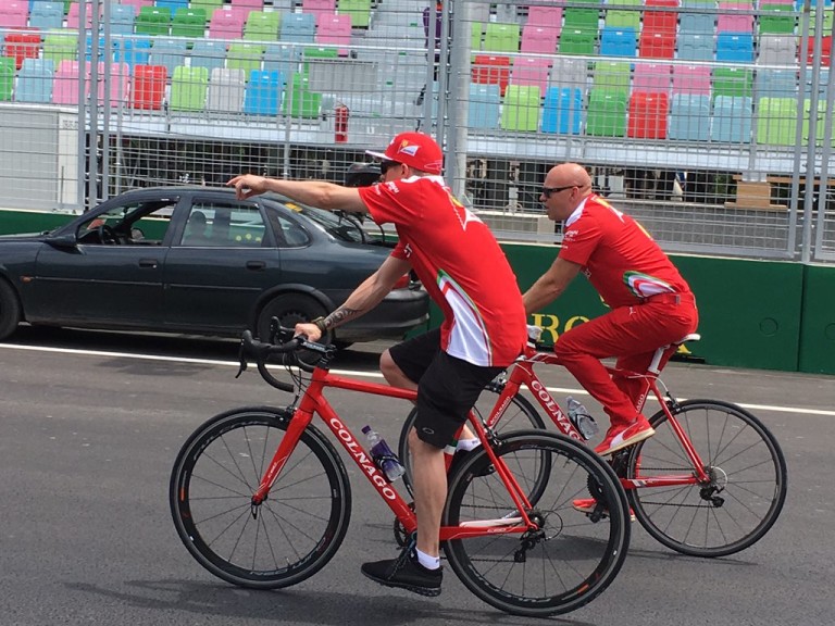 Räikkönen két keréken vizsgálja meg a 6 km hosszú utcai pályát