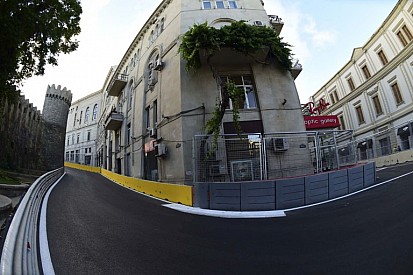 Így fedték le a macskaköveket Bakuban az F1-es pályán