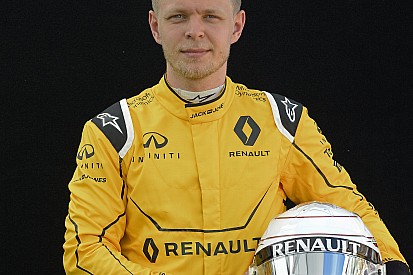 Belső kamerából a 8-a kanyar Bakuban: Magnussen és a Renault