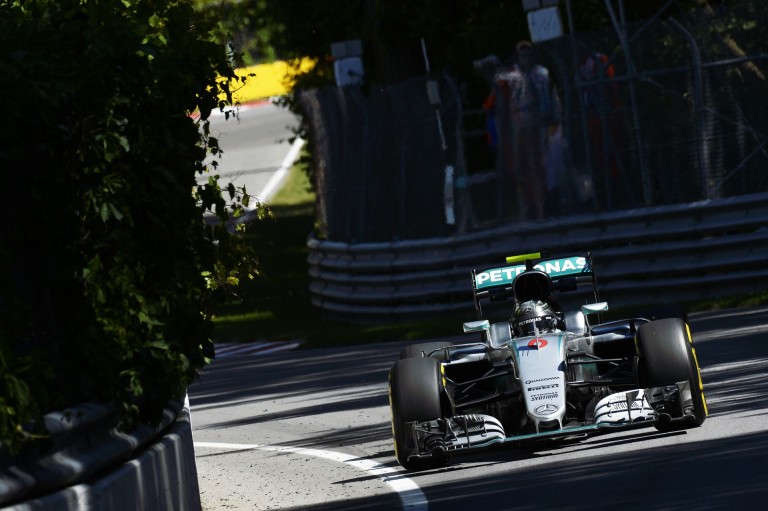 Amatőr videón, ahogy Rosberg 351 km/órával elhúz Bakuban