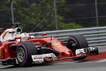 Vettel benézte a hármas kanyart, de egy szép forgással visszatért a pályára!