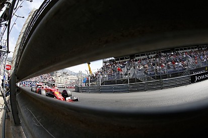 Videón, ahogy Raikkönen alatt megadja magát a Ferrari Bakuban