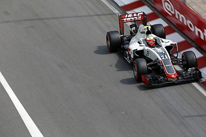 Gutierrez leborotválta a Pirelli reklámtábláját Bakuban a 8-as kanyarban