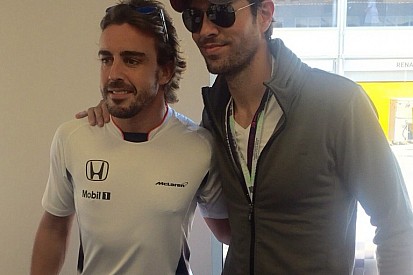 Enrique Iglesias élete első F1-es hétvégéjét Bakuban élte át: szegény...