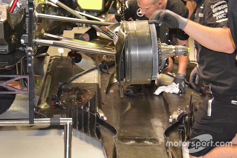 Tech update: Mercedes ontmantelt W07 om hydraulisch lek te verhelpen