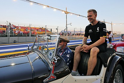 Magnussen se burla con meme del GP de Singapur y Alonso