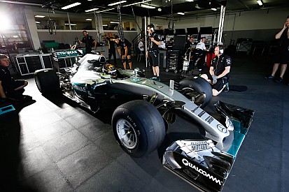 Mercedes completa 135 vueltas con los Pirelli de lluvia de 2017