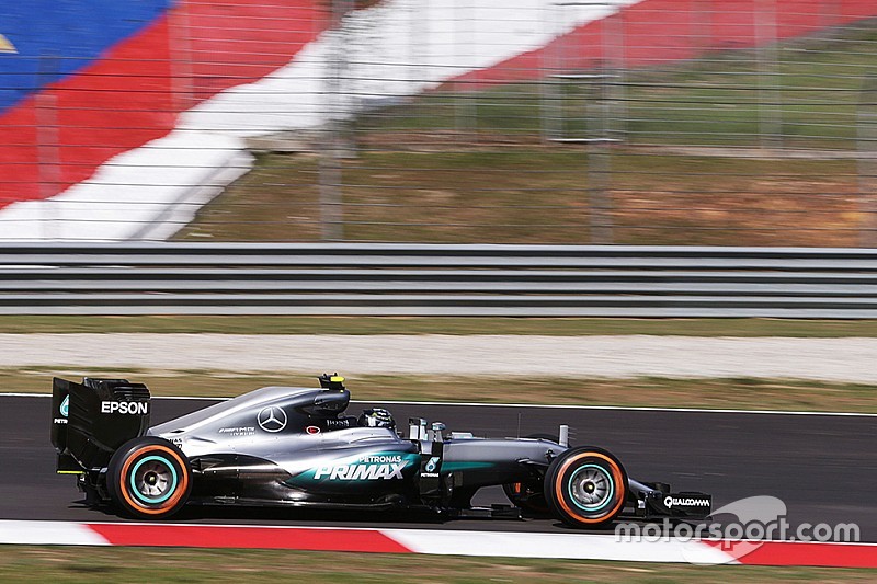 Formel 1 in Sepang: Mercedes im Training 1 Sekunde vor Ferrari