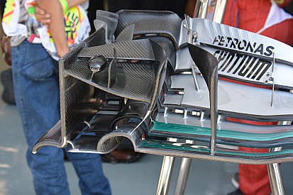 Mercedes: la paratia laterale dell'ala anteriore è staccata dal profilo!
