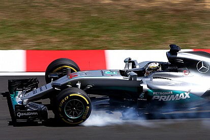 Hamilton se impone en FP3 con Verstappen de invitado especial