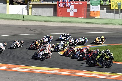 MotoGP: Videón az életveszélyes baleset a Brit Nagydíj rajtja után!
