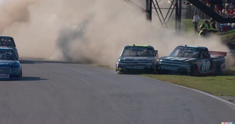 Ilyen befutót is ritkán látsz: tolakodás és pankráció a NASCAR-ban