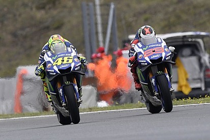 MotoGP: Videón Lorenzo és Rossi fergeteges vitája Misanóban!