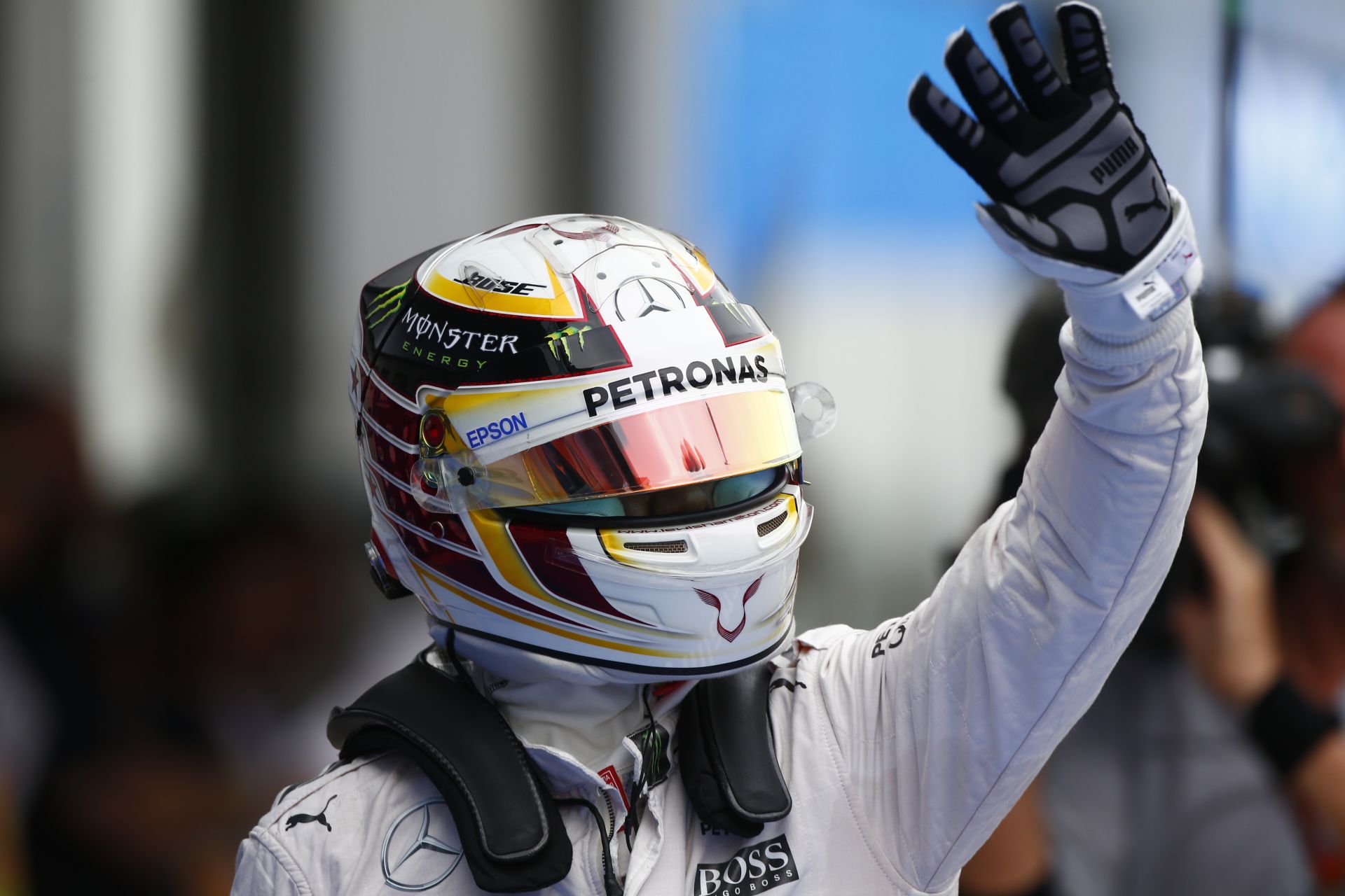 Hamilton vadi új motorja füstölt el: