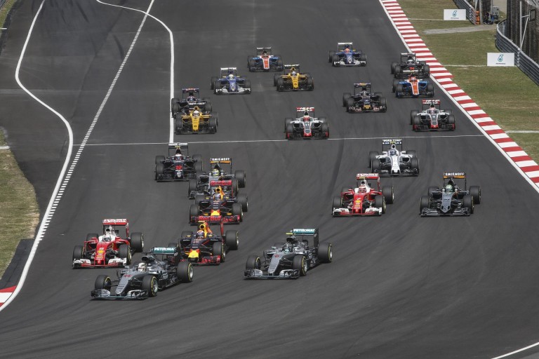 Videón Alonso belső kamerás felvétele a rajtról: LIKE A BOSS