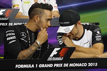 Hamilton szeretné, hogy példaképe, Button is a Forma-1-ben maradjon!