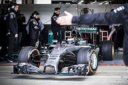 Erste Bilder: MotoGP-Champion Jorge Lorenzo testet den F1-Mercedes